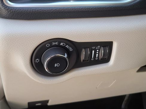 Used 2023 Chrysler Pacifica Limited FWD image 21