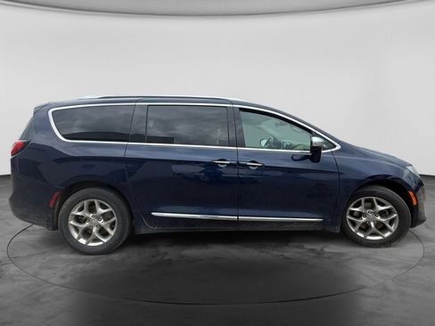 Used 2018 Chrysler Pacifica Limited FWD image 10