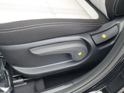 New 2025 Hyundai Venue SEL image 18