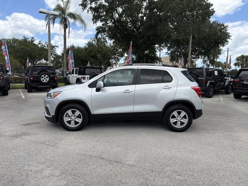 Used 2022 Chevrolet Trax LT w/ LT Convenience Package FWD image 5