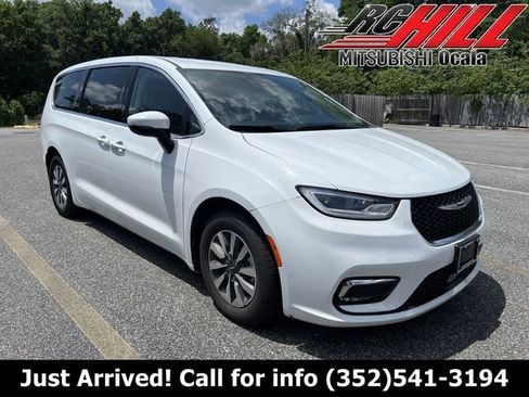 Used 2023 Chrysler Pacifica Touring-L FWD image 1