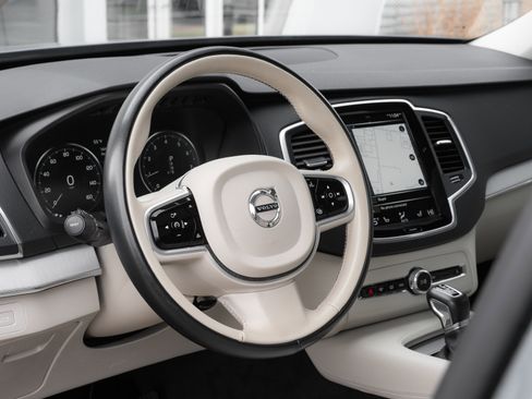 Used 2022 Volvo XC90 T5 Momentum w/ Climate Package image 11