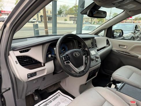 Used 2018 Toyota Sienna XLE w/ XLE Navigation Package AWD/4WD image 14