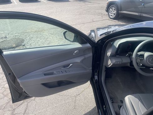 Certified 2023 Hyundai Elantra SEL w/ Preferred Accessory Package FWD image 9