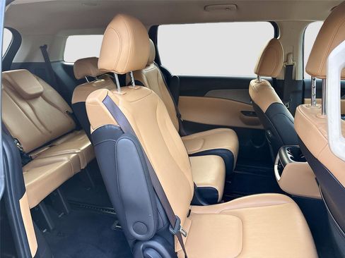 Used 2022 Kia Carnival LX image 28