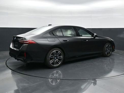 Used 2025 BMW 550e xDrive w/ Premium Package AWD/4WD image 2