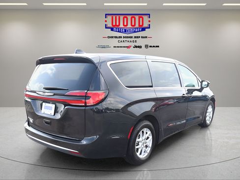 Used 2023 Chrysler Pacifica Touring-L FWD image 3