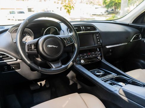 Used 2017 Jaguar F-PACE Premium image 2