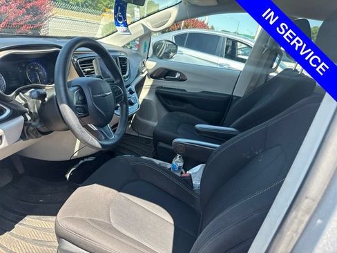 Used 2020 Chrysler Voyager L FWD image 10