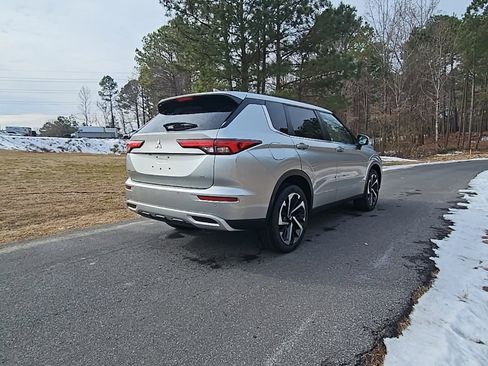Used 2024 Mitsubishi Outlander SE image 5