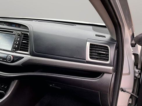 Used 2017 Toyota Highlander SE AWD/4WD image 22