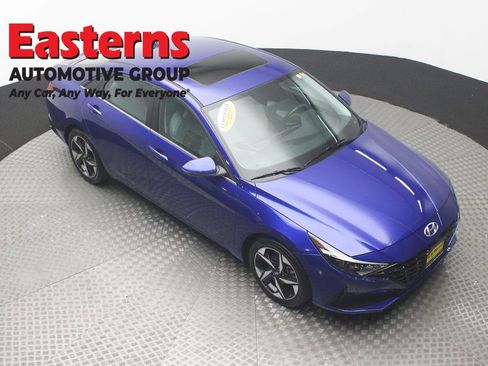 Used 2023 Hyundai Elantra Limited w/ Preferred Accessory Package FWD image 3