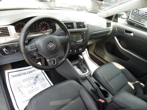 Used 2011 Volkswagen Jetta SE FWD image 12