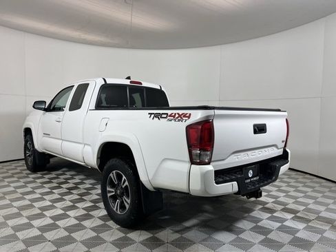 Used 2017 Toyota Tacoma TRD Sport w/ Tow Package (A/T) image 5