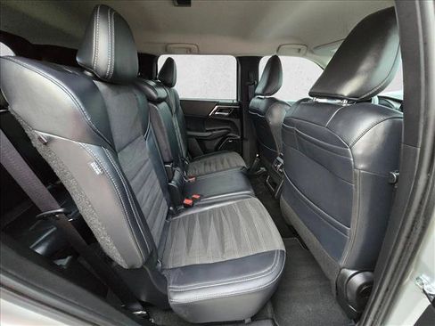 Used 2025 Mitsubishi Outlander SE FWD image 24