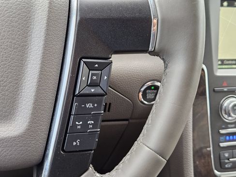 Used 2016 Lincoln Navigator Select RWD image 26