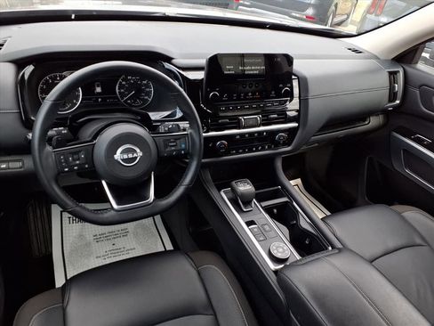 Used 2025 Nissan Pathfinder SL image 5