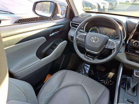 Used 2020 Toyota Highlander XLE image 14