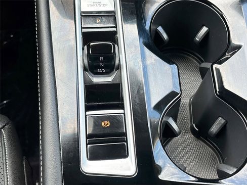 Used 2025 Volkswagen Atlas SE image 16