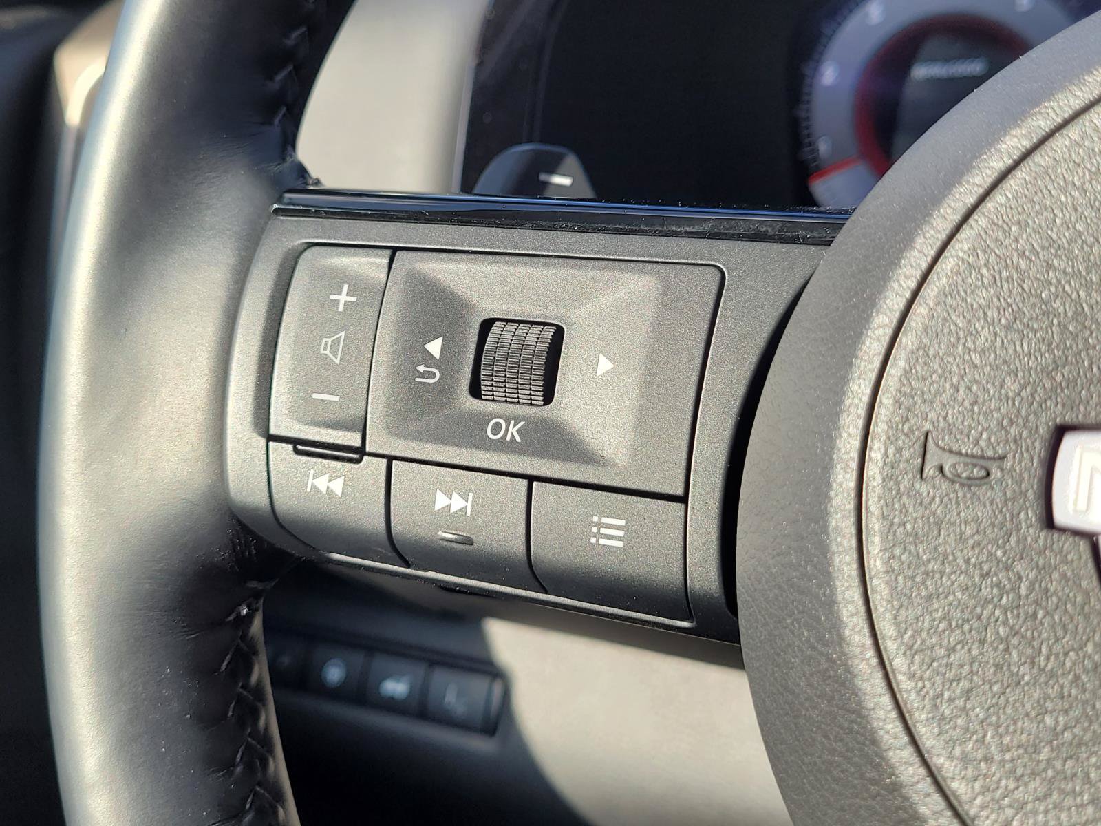 Used 2025 Nissan Pathfinder Platinum w/ Cargo Package FWD image 9