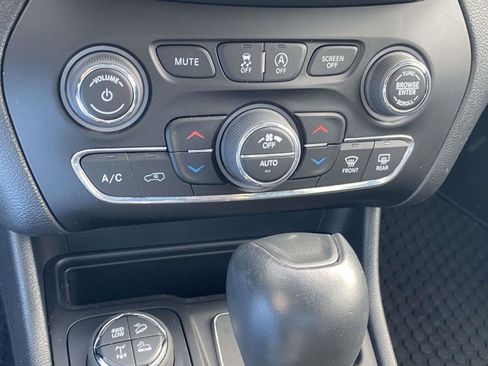 Certified 2022 Jeep Cherokee Trailhawk w/ Trailer Tow Group image 36