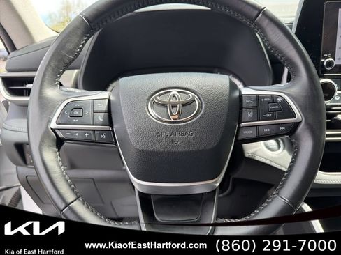 Used 2024 Toyota Highlander LE AWD/4WD image 36
