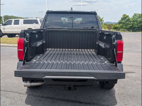 Used 2025 Toyota Tacoma TRD Sport AWD/4WD image 18