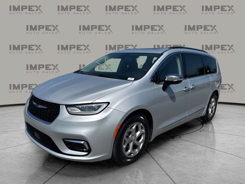 Used 2023 Chrysler Pacifica Limited FWD image 1
