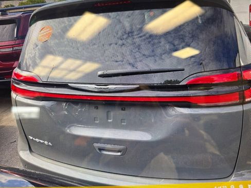 Used 2025 Chrysler Pacifica Select FWD image 5
