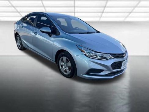 Used 2018 Chevrolet Cruze LS FWD image 1
