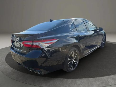 Used 2019 Toyota Camry SE w/ Carpet Mat Package FWD image 5