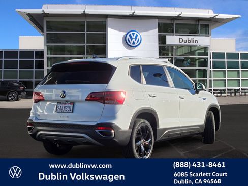 Certified 2022 Volkswagen Taos SE w/ Panoramic Sunroof Package image 3