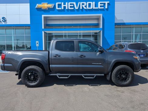 Used 2018 Toyota Tacoma TRD Off-Road w/ Technology Package AWD/4WD image 32