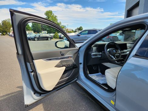 Used 2023 BMW i7 xDrive60 w/ Parking Assistance Package AWD/4WD image 17