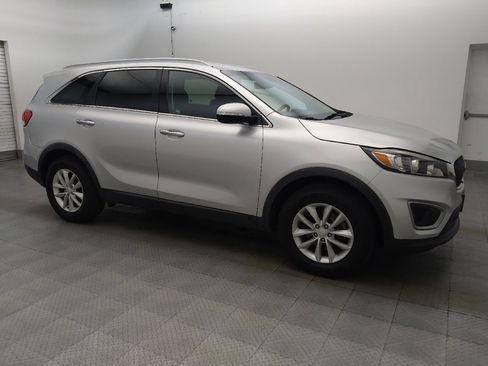 Used 2018 Kia Sorento FWD image 11