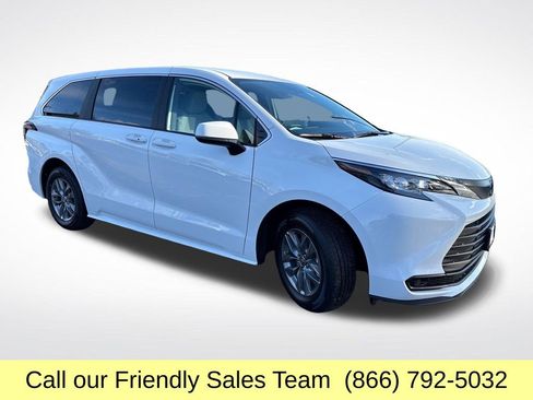 New 2026 Toyota Sienna LE image 7