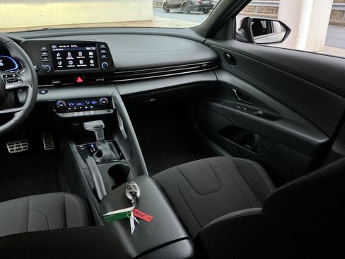 Used 2025 Hyundai Elantra Sport image 16