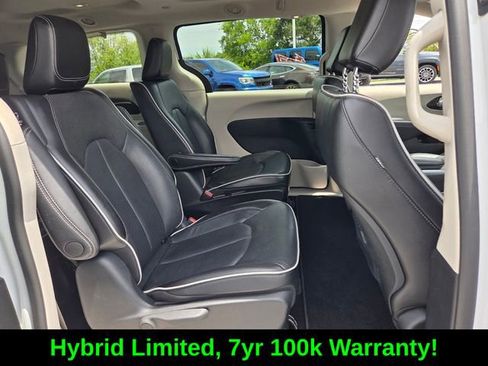 Used 2023 Chrysler Pacifica Limited FWD image 17