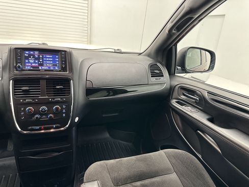 Used 2019 Dodge Grand Caravan SE FWD image 25