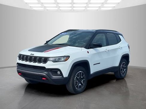 Certified 2025 Jeep Compass Trailhawk AWD/4WD image 3
