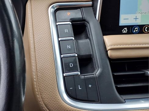 Used 2021 Chevrolet Tahoe Premier w/ Premium Package AWD/4WD image 12