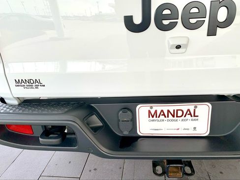 Used 2023 Jeep Gladiator Willys image 22