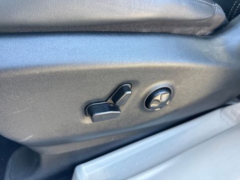 Used 2024 Chrysler Pacifica Select image 25