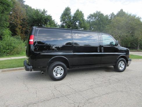 Used 2018 Chevrolet Express 2500 w/ Driver Convenience Package RWD image 9