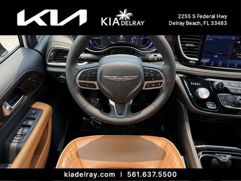 Used 2023 Chrysler Pacifica Pinnacle FWD image 13