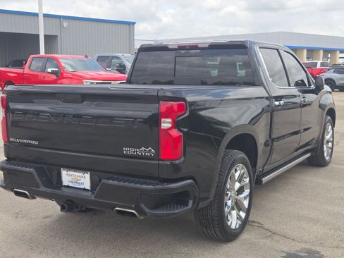 Used 2019 Chevrolet Silverado 1500 High Country w/ Technology Package AWD/4WD image 3