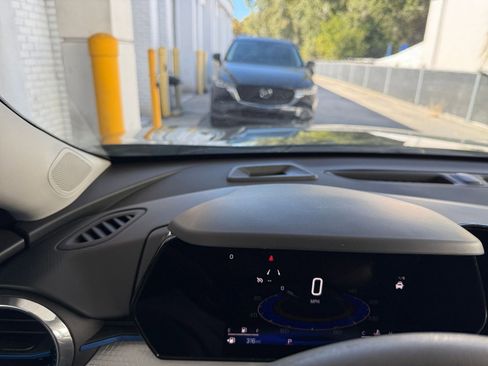 Used 2025 Chevrolet Trax LT image 34