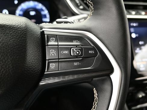 Used 2025 Jeep Grand Cherokee Altitude AWD/4WD image 26