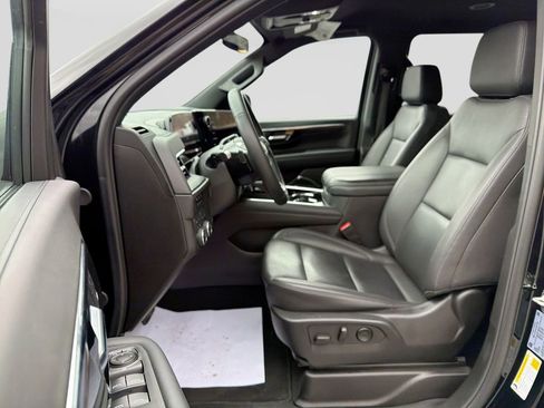 Used 2025 Chevrolet Suburban LT image 15