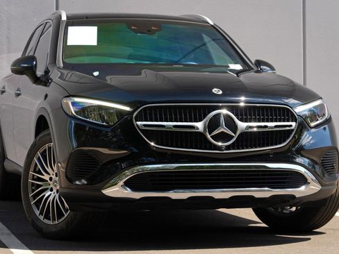 Used 2024 Mercedes-Benz GLC 300 4MATIC w/ Driver Assistance Package image 4